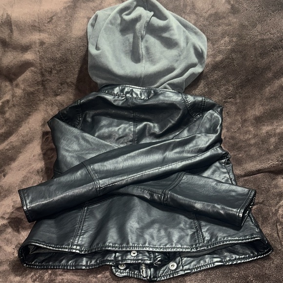 WE THE FREE: FREE PEOPLE BLACK VEGAN LEATHER JACKET WITH HOOD. Women’s Medium. - Picture 7 of 9